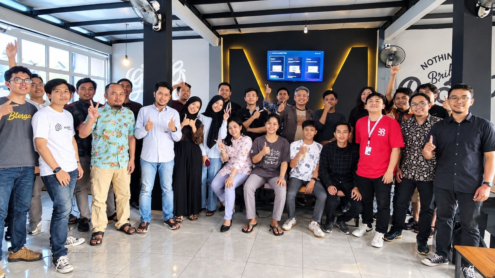 Selain ngopi & ngobrol santai juga oprek bareng